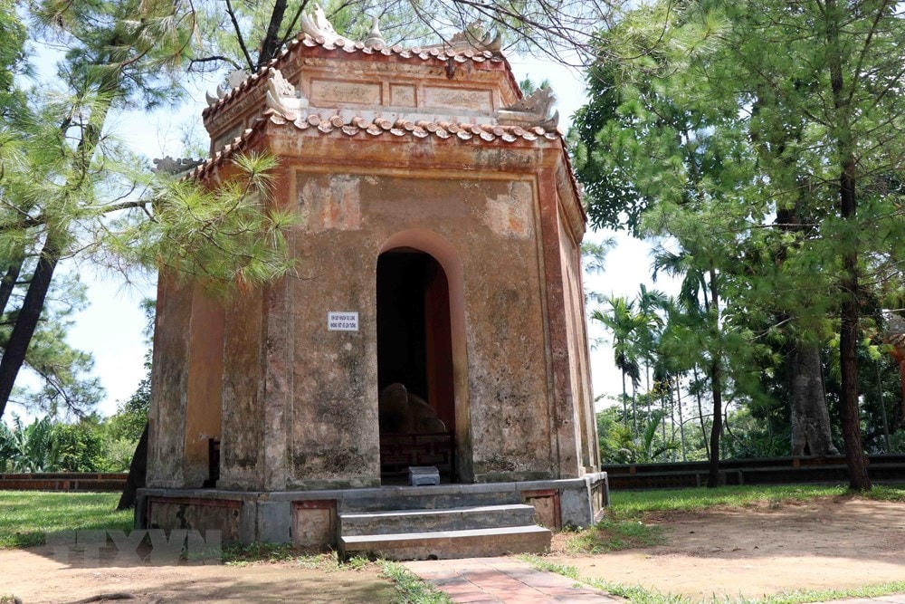 Lầu lục giác nơi đặt bia đá khắc bài “Ngự kiến Thiên Mụ tự” được công nhận là Bảo vật quốc gia năm 2020. (Ảnh: Đỗ Trưởng/TTXVN).