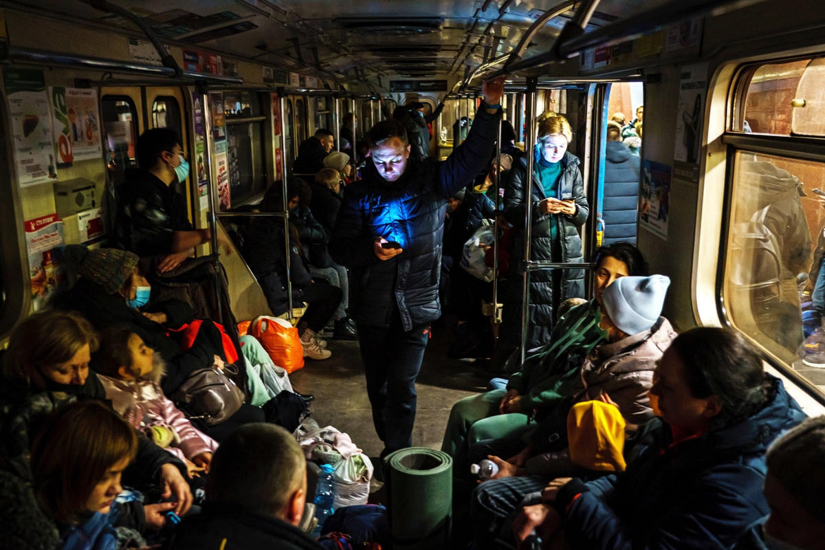 Hàng trăm người tìm nơi trú ẩn dưới lòng đất và ga tàu điện ngầm ở Kharkiv, Ukraine. Ảnh: Marcus Yam / LOS ANGELES TIMES / REX / Shutterstock.