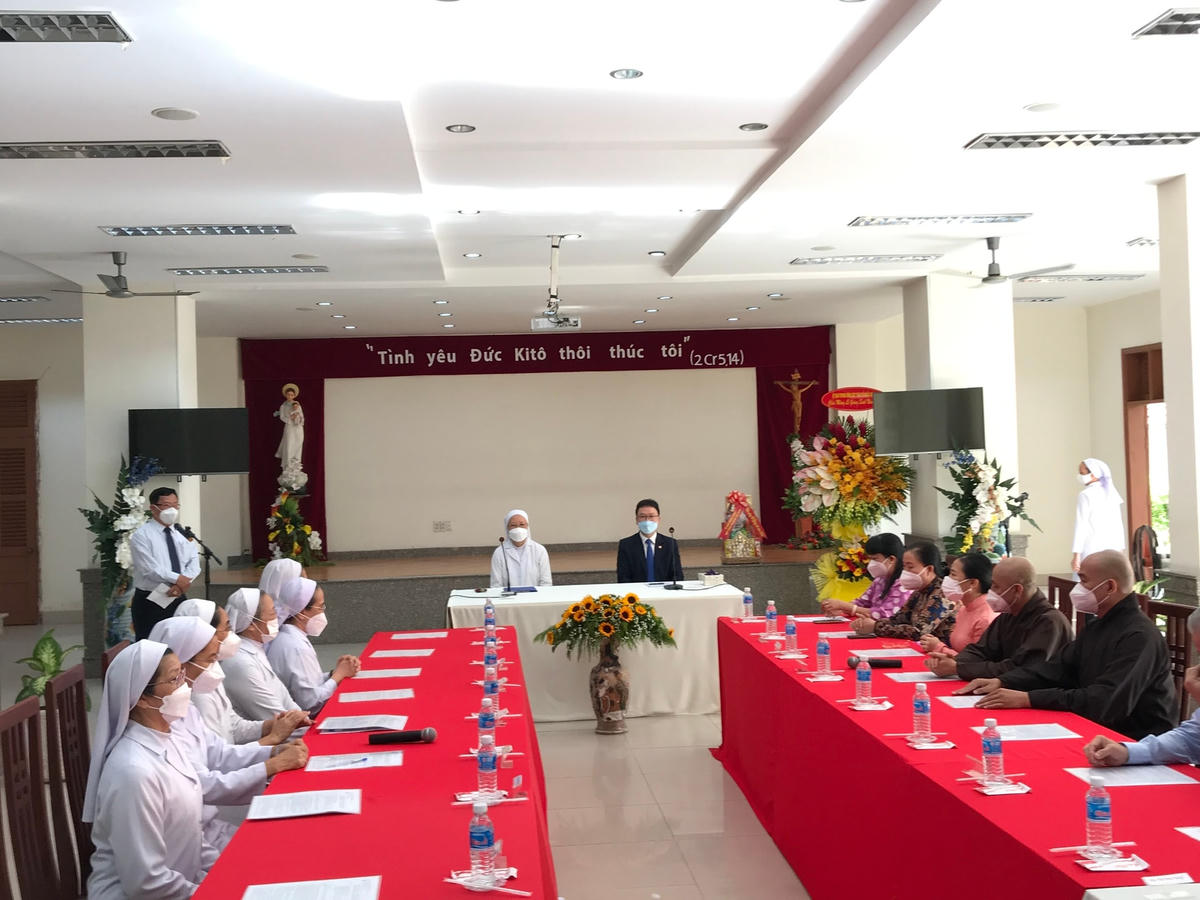 Đoàn thăm chúc mừng tại Dòng thánh Phao lô Sài Gòn.