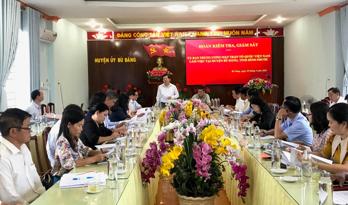 Phó Chủ tịch Nguyễn Hữu Dũng phát biểu tại buổi làm việc tại huyện Bù Đăng.
