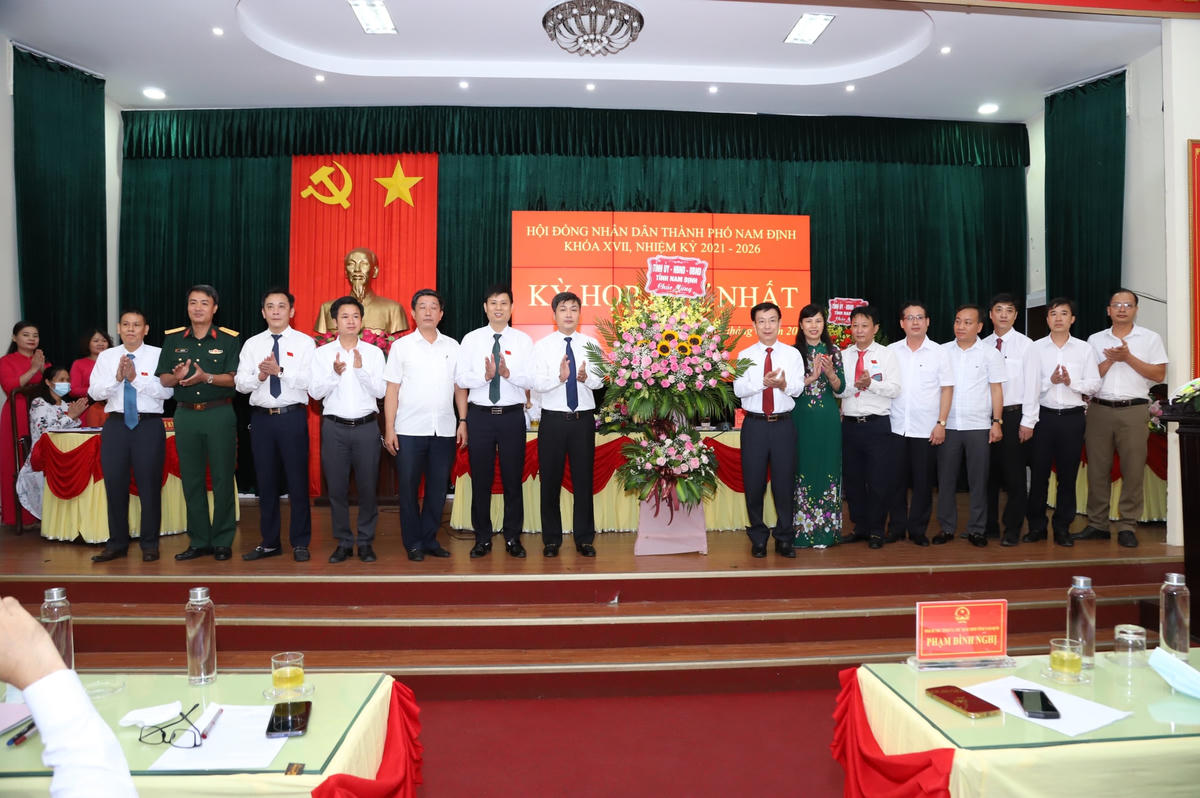 Phó Bí thư Tỉnh ủy, Chủ tịch UBND tỉnh Nam Định Phạm Đình Nghị chúc mừng ông Phạm Duy Hưng và các lãnh đạo khác của UBND TP Nam Định vừa được bầu.