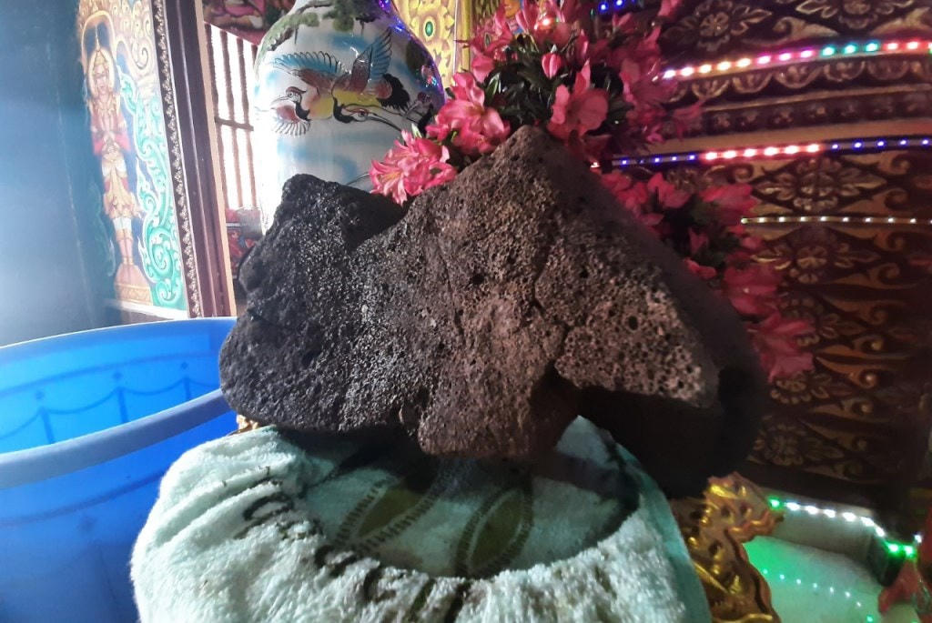Cặp đá được trưng bày trang trọng tại chùa.