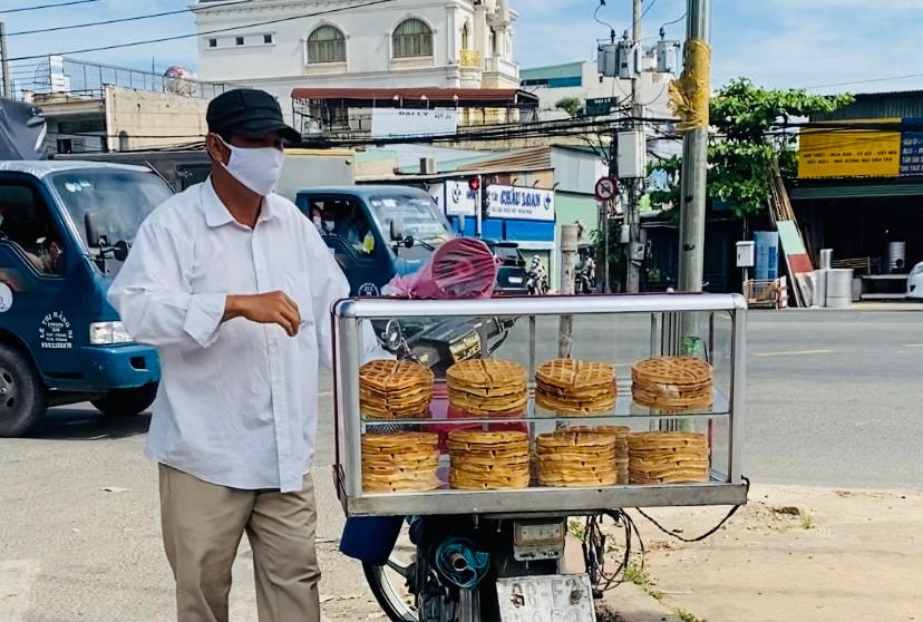 Anh Sang cùng xe tàu hũ, chè nóng của mình.