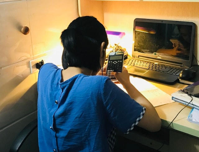 Học sinh học tại nhà trong thời gian nghỉ tránh dịch Covid-19.  