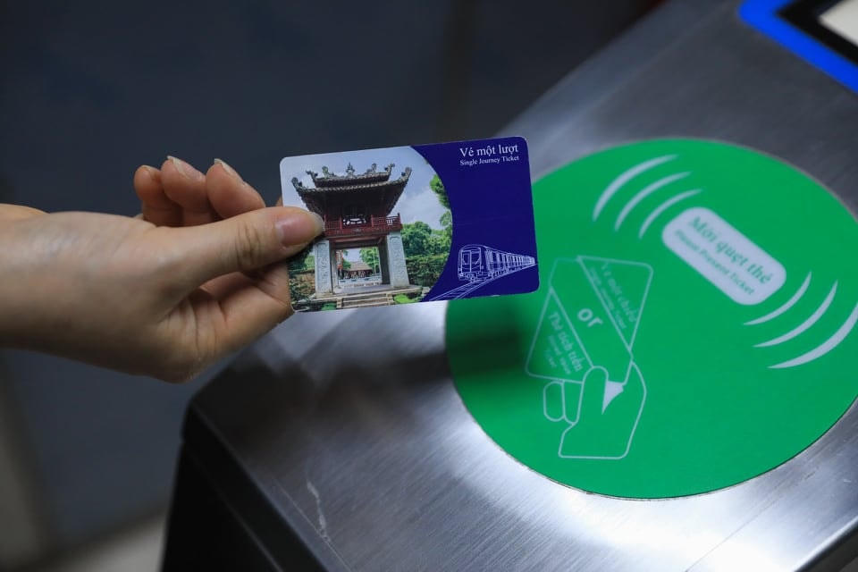 Người có công, người cao tuổi, người khuyết tật, trẻ em dưới 6 tuổi, nhân khẩu thuộc hộ nghèo được miễn phí. Ảnh: Quang Vinh.