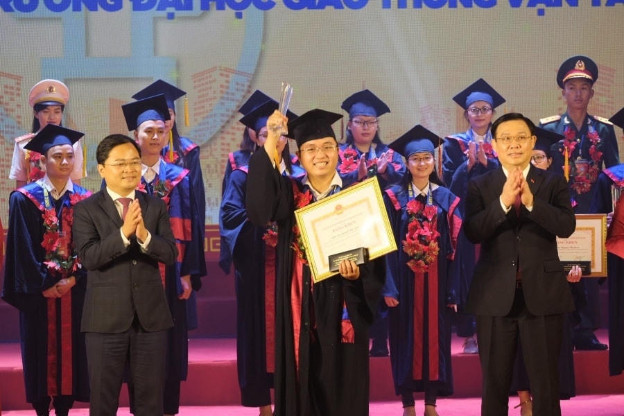 Thủ khoa các trường đại học ở Hà Nội vừa được tuyên dương.