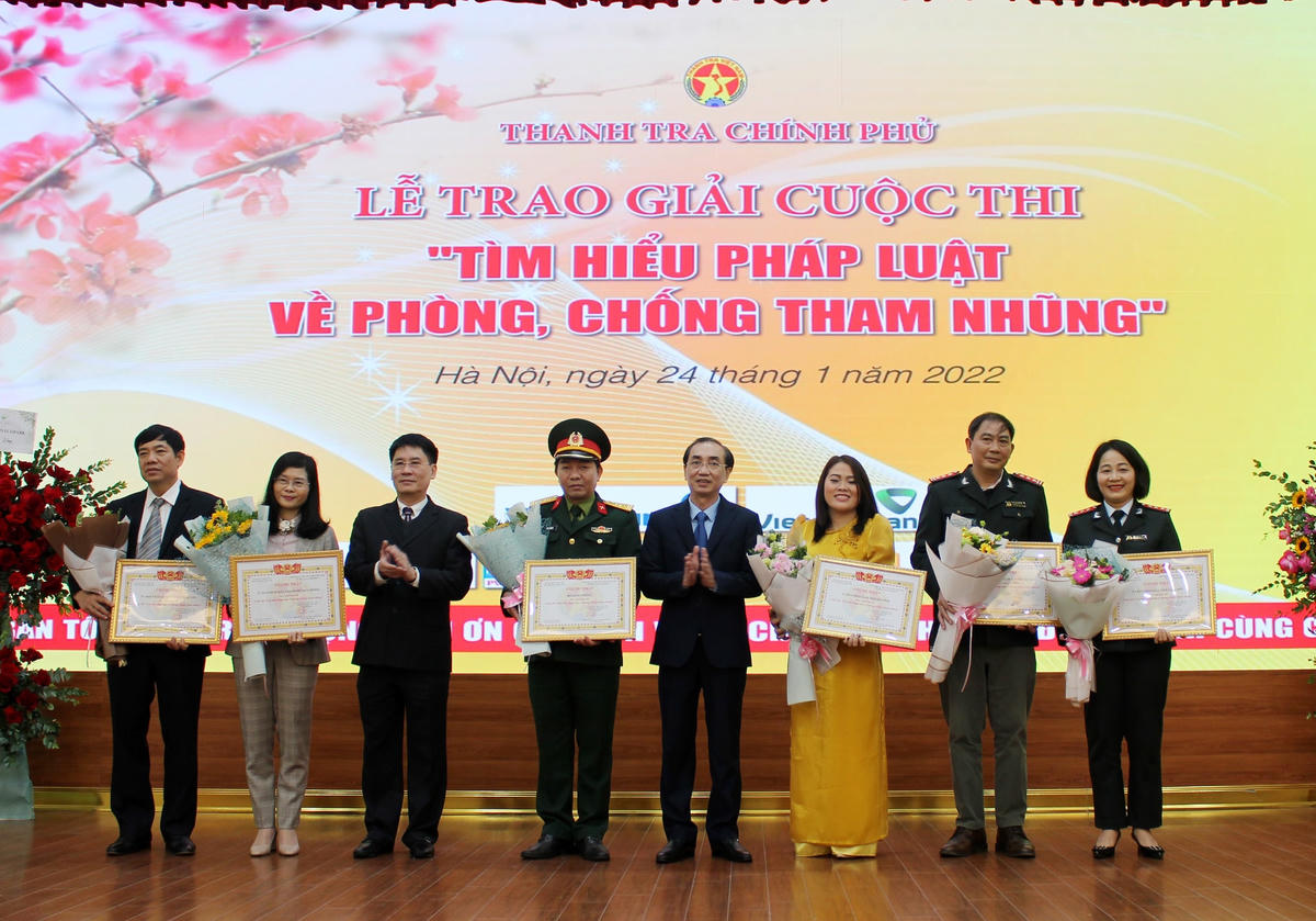 Phó Tổng Thanh tra Đặng Công Huẩn, Phó Tổng Thanh tra Lê Sỹ Bảy trao giải cho các tập thể có thành tích xuất sắc.