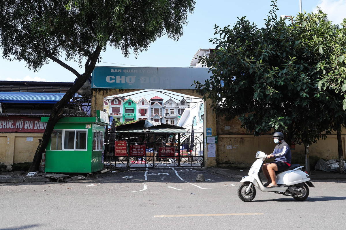 Chợ Đồng Xa (quận Cầu Giấy) tạm dừng hoạt động. Ảnh: Quang Vinh.  