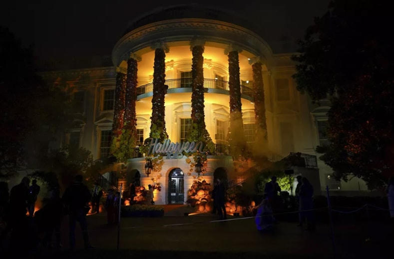 Bãi cỏ phía Nam Nhà Trắng trong lễ Halloween năm 2020.