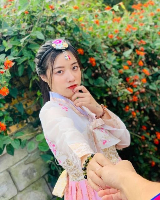 Fanny Trần thả thính ngọt lịm: “Người yêu bạn vừa cập nhật ảnh mới”.