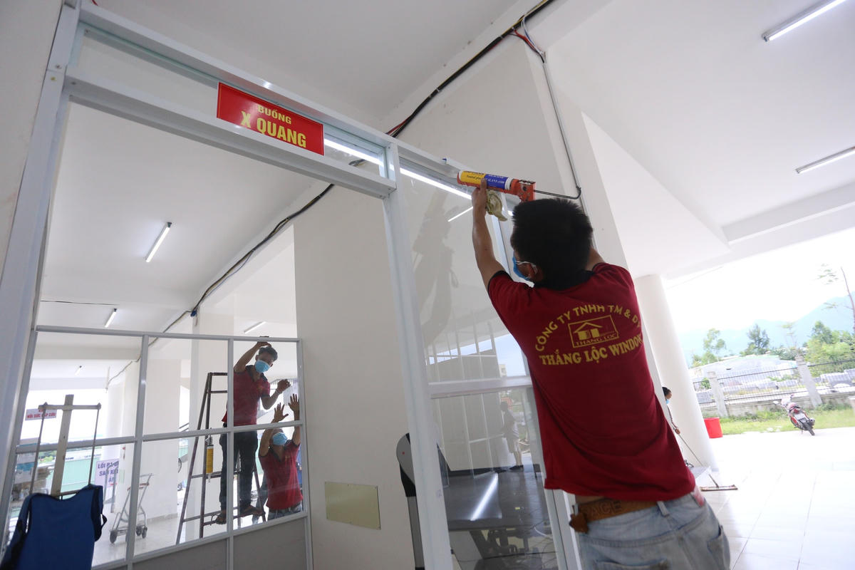 Nhân viên đang hoàn thiện công đoạn cuối của bệnh viện.