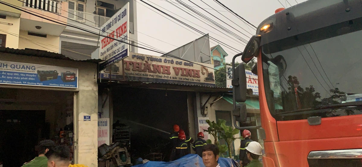 : Cửa hàng phụ tùng ô tô xảy ra vụ cháy.