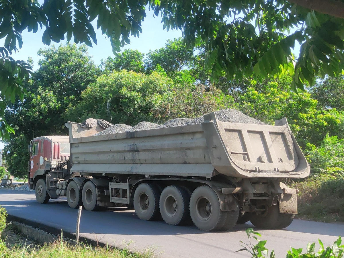 Xe tải không bạt che chắn chạy dọc tuyến đường từ NMXM The Vissai Ninh Bình ra cảng.