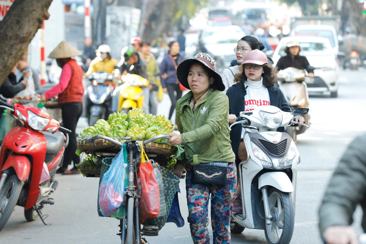 Lao động phi chính thức cũng là một trong những đối tượng chịu ảnh hưởng nặng nề từ cú bồi Covid-19. Ảnh: Quang Vinh.