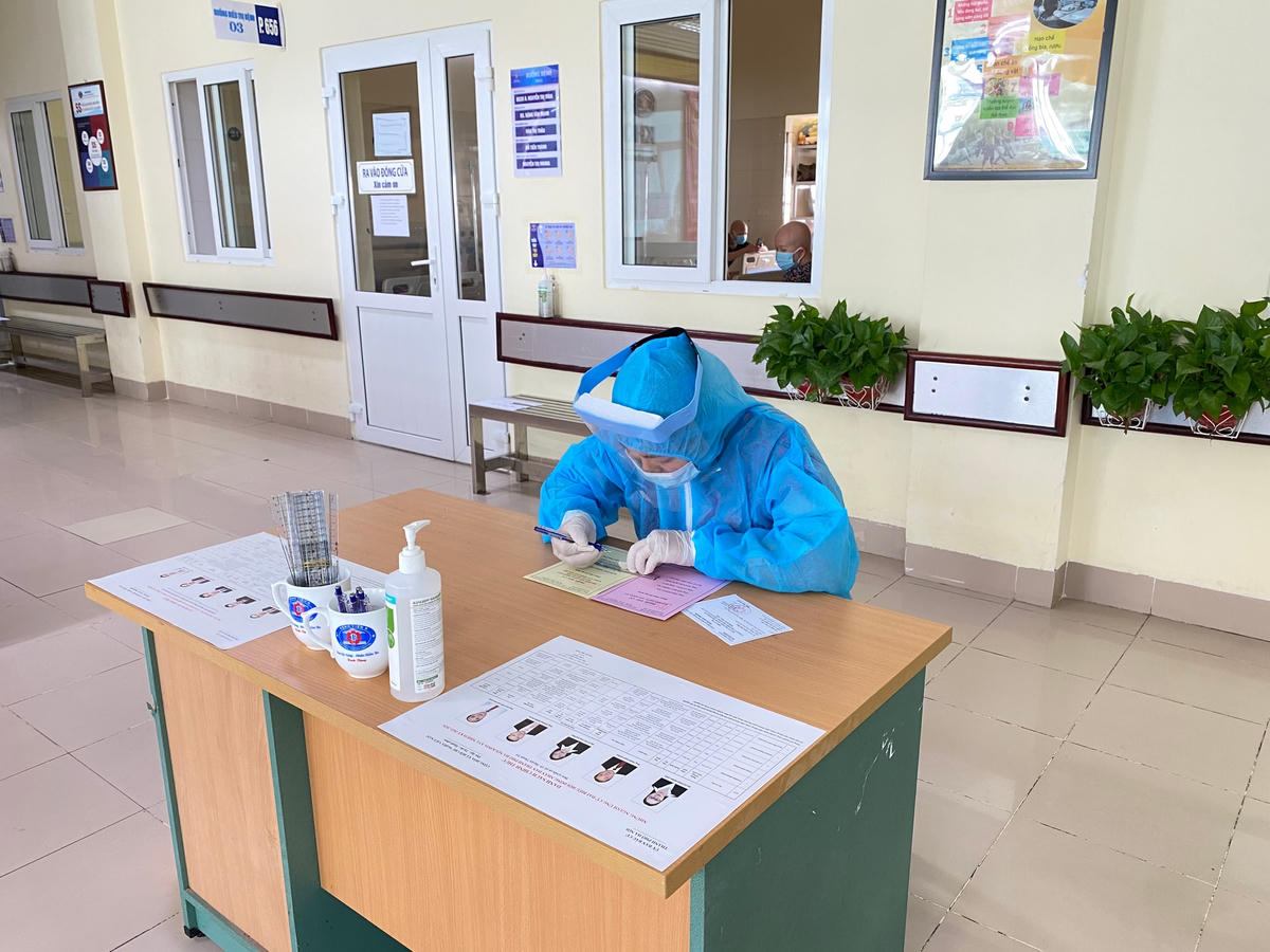 Hình ảnh y bác sĩ, bệnh nhân và người nhà tại Bệnh viện K tham gia bầu cử