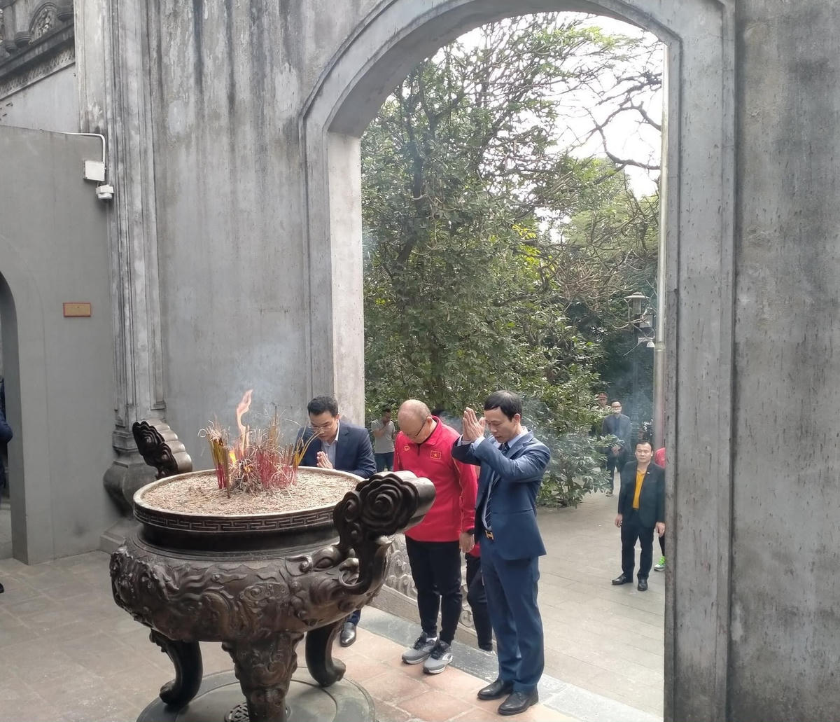 [ẢNH] Thầy trò HLV Park Hang Seo thắp hương tưởng niệm các Vua Hùng