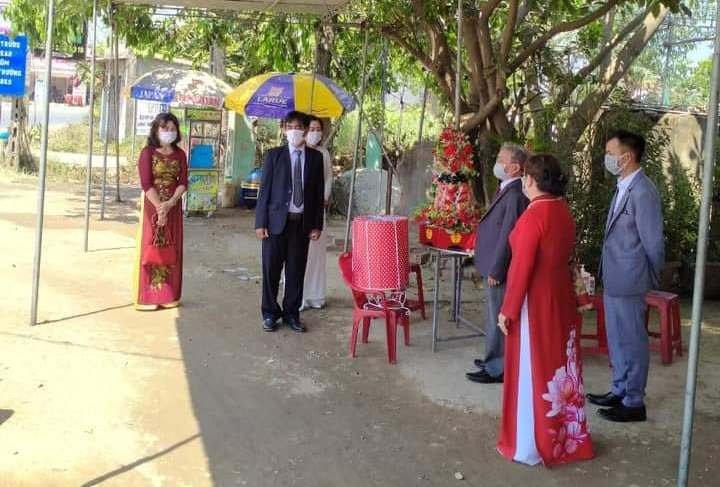 Đám hỏi được tổ chức ngay tại chốt kiểm soát dịch Covid-19.