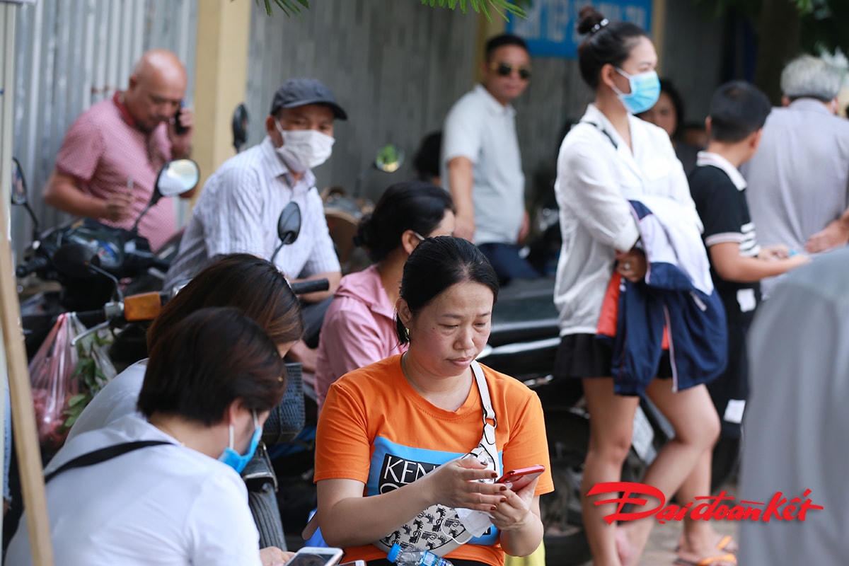 Nhiều phụ huynh thản nhiên không đeo khẩu trang nơi đông người suốt mấy tiếng chờ thí sinh thi trong sáng nay.