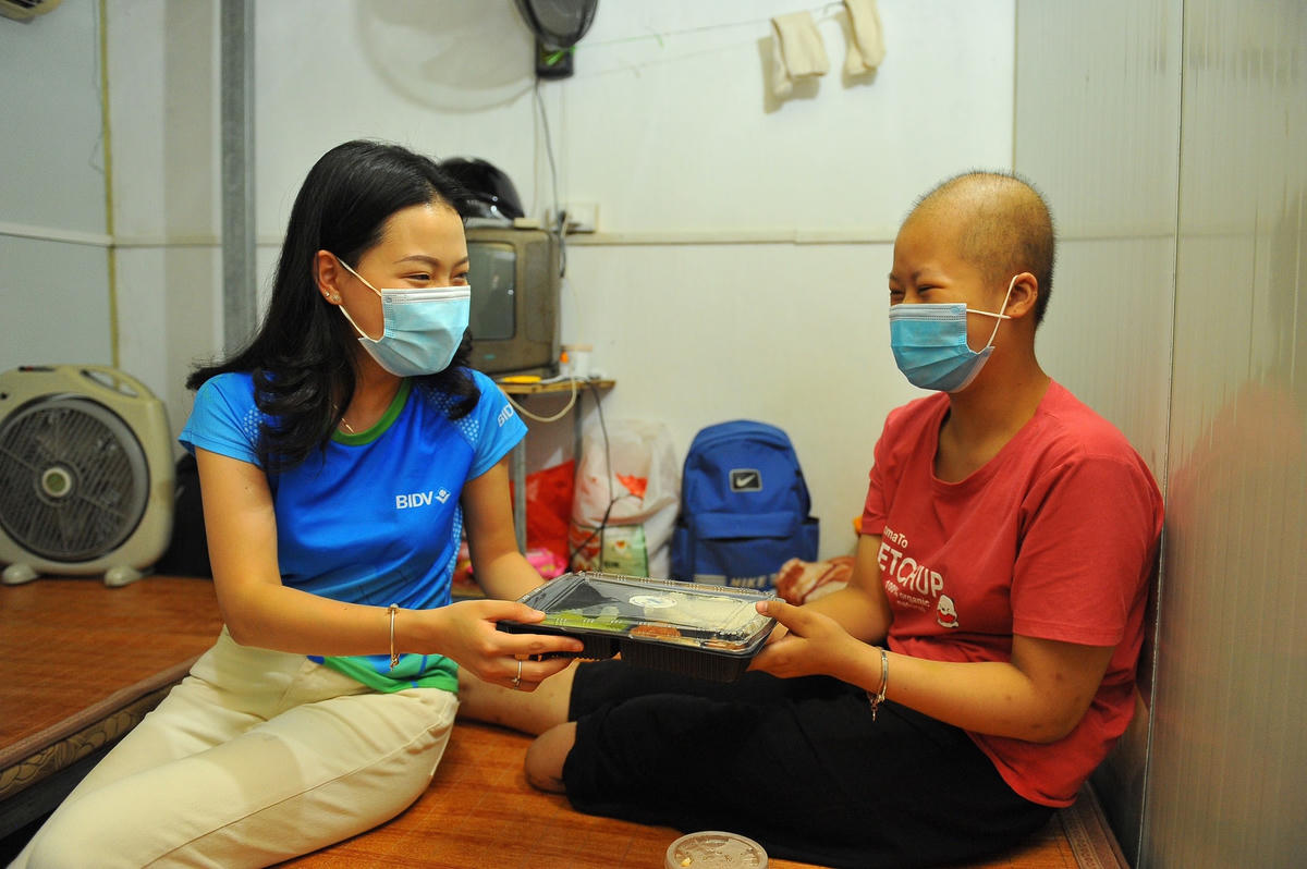 Những suất cơm miễn phí được trao đến tay những người dân khó khăn.