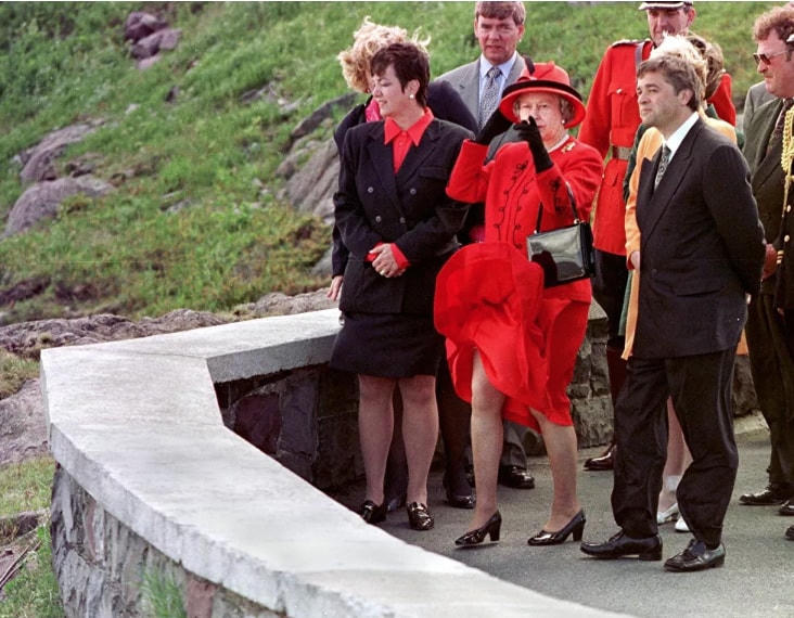 Nữ hoàng Elizabeth II bên bờ biển Đại Tây Dương cùng Bộ trưởng Di sản Canada Sheila Copps, năm 1997.
