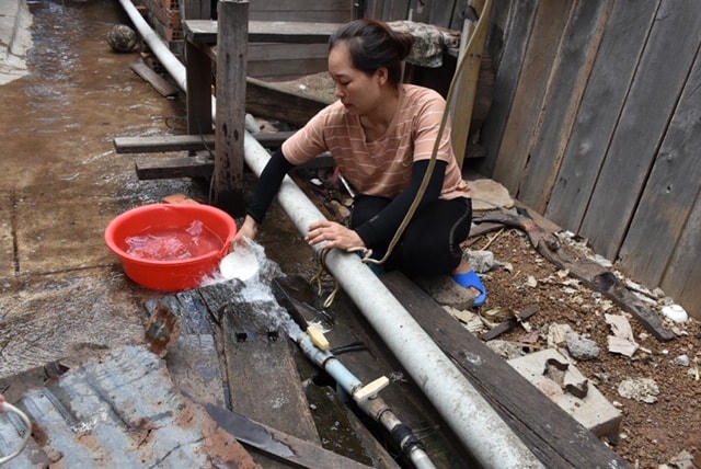 Khi bơm nước lên thì nồng nặc mùi xăng dầu khoảng vài phút thì hôi thối.