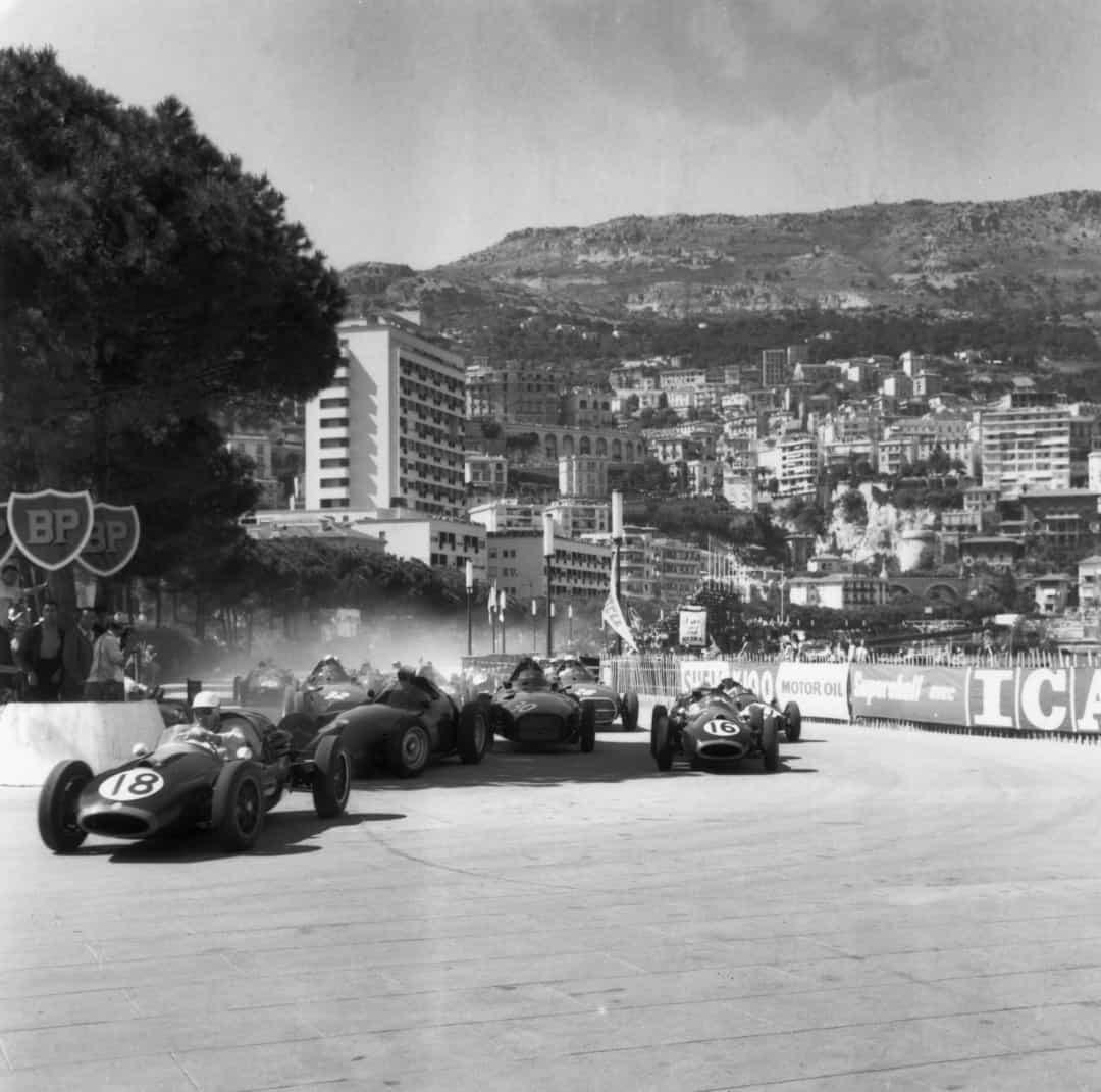 Trong giải Monaco Grand Prix lần thứ hai vào năm 1950, một làn sóng kỳ dị bất ngờ ập qua tường rào và vào đường đua. 5 chiếc xe bị mất lực kéo và phải giã từ cuộc đua. May mắn thay, không ai bị thương trên đường đua nguy hiểm nhất Công thức 1 này.  