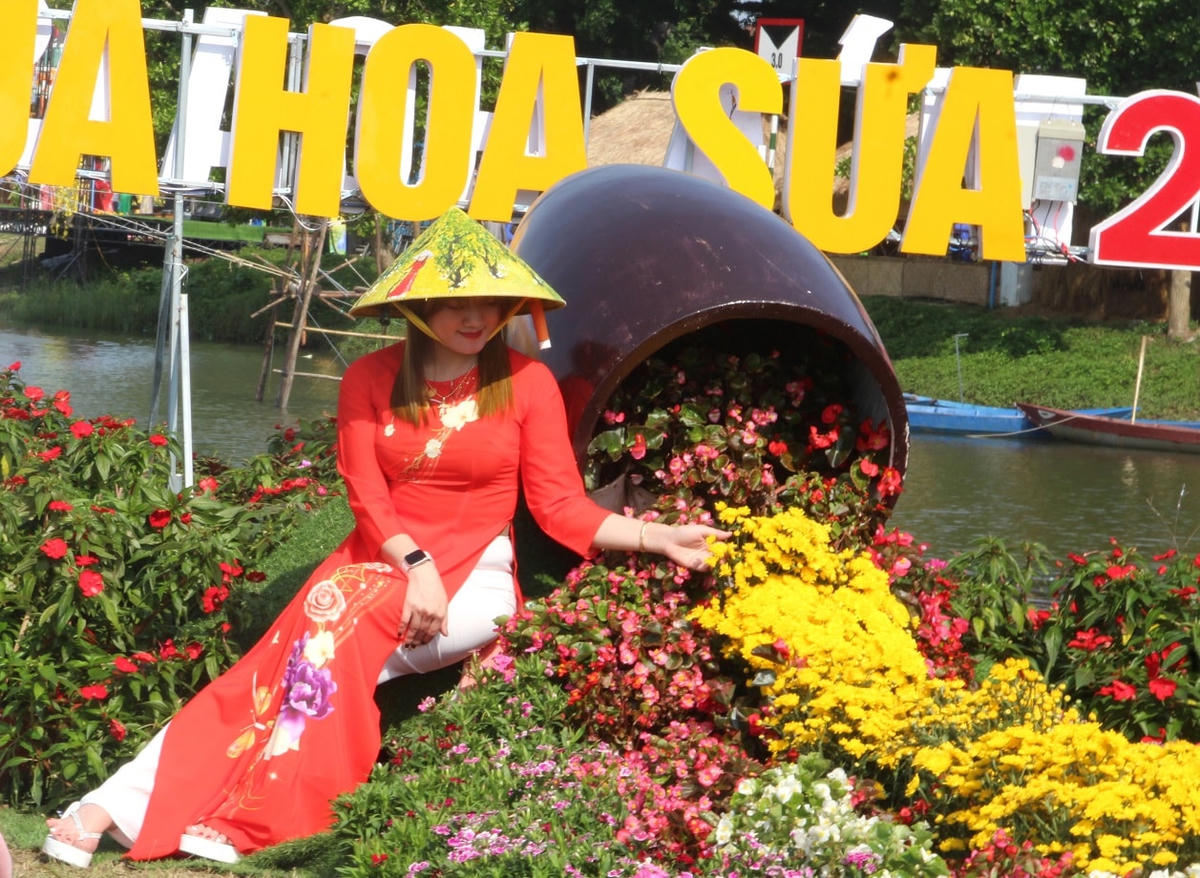 Một số người tạo dáng bên suối hoa ở vườn Cừa.