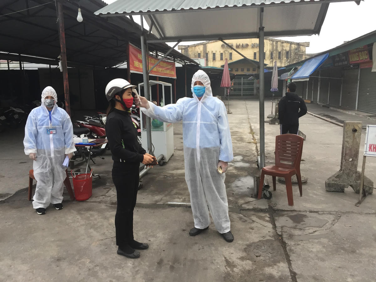 Chợ trung tâm Mạo Khê chỉ còn để các gian hàng bán thực phẩm và lương thực. Người dân có nhu cầu đến chợ đều phải chấp hành đo thân nhiệt, ra vào theo hướng dẫn của ban quản lý.