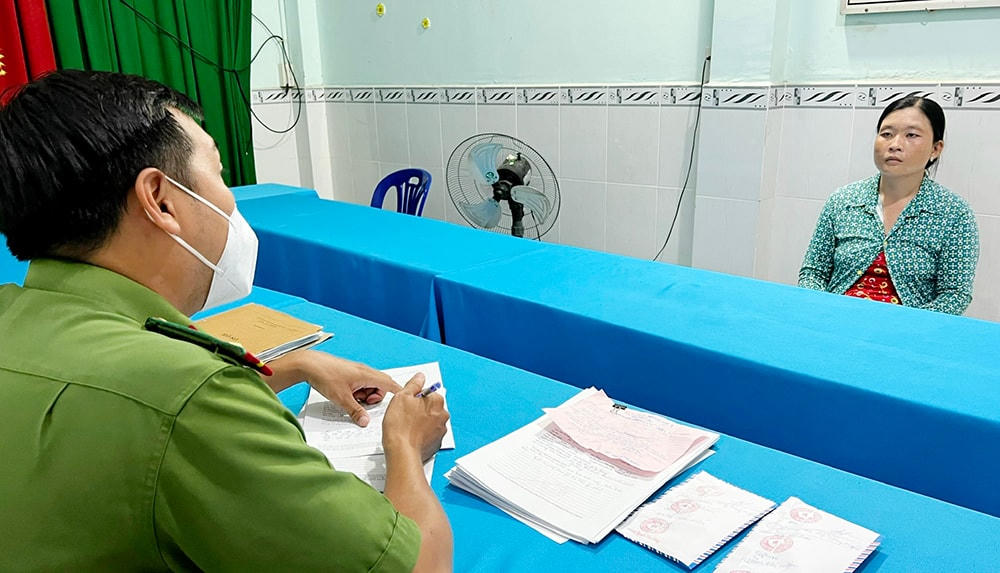 Nguyễn Thị Lượm (bên phải) khai nhận tại Cơ quan Công an.