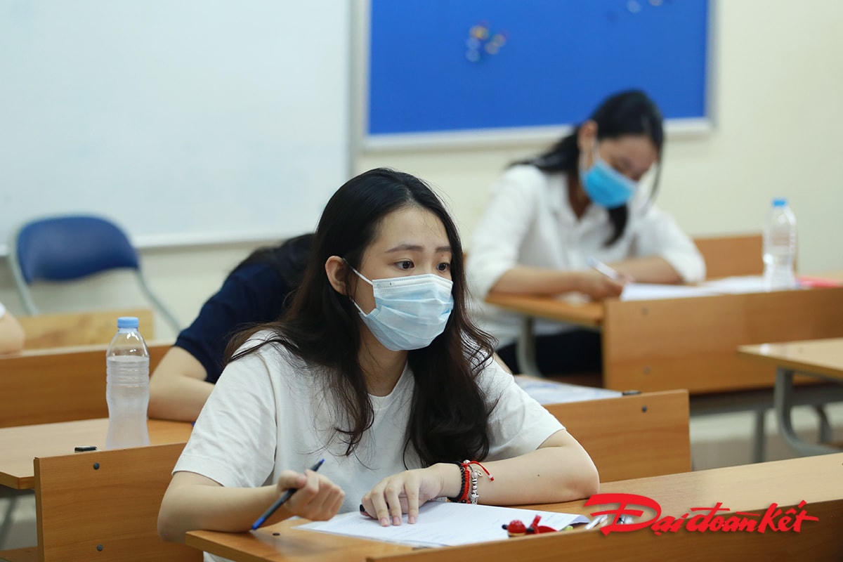 Thí sinh hồi hộp, lo lắng trước khi làm bài thi môn ngữ Văn.