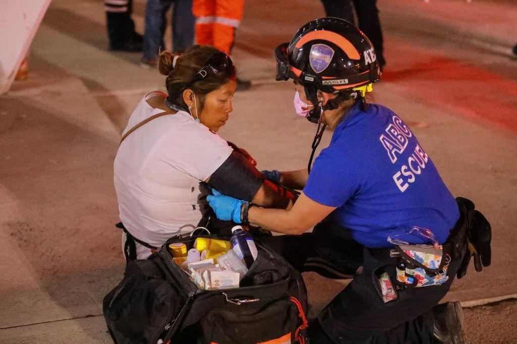 Một người bị thương đang được sơ cứu nhanh vết thương. Ảnh: Reuters.