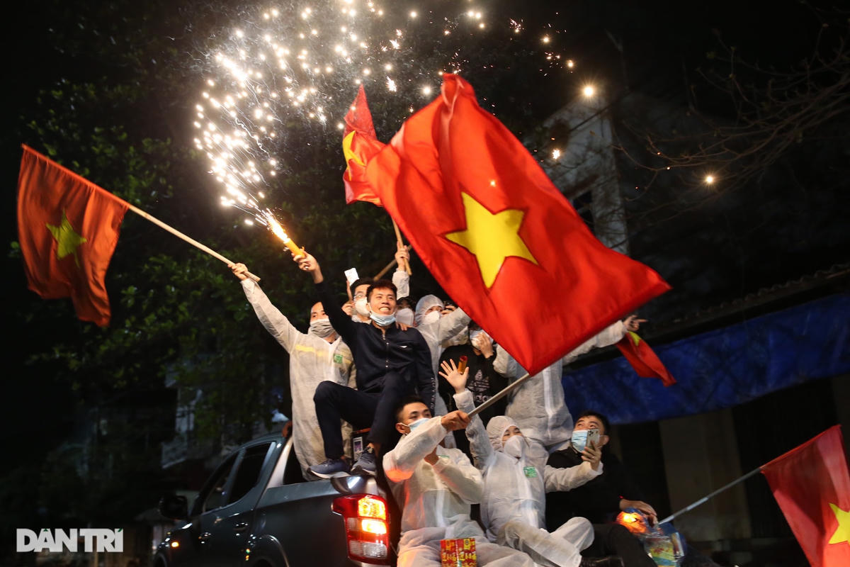 Pháo hoa rực rỡ, người dân vỡ òa cảm xúc khi TP Chí Linh được gỡ phong tỏa