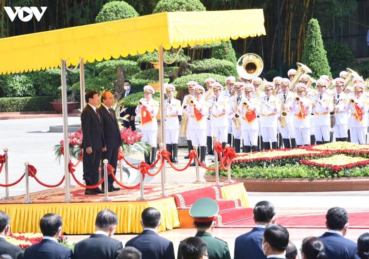 Sáng 28/6, Lễ đón chính thức Tổng Bí thư, Chủ tịch nước Lào - Thongloun Sisoulith cùng Đoàn đại biểu cấp cao Đảng, Nhà nước Lào được tổ chức trọng thể tại Phủ Chủ tịch theo nghi thức cao nhất dành cho nguyên thủ quốc gia. Chủ tịch nước Nguyễn Xuân Phúc và Phu nhân chủ trì lễ đón. Trong ảnh: Thủ tướng Nguyễn Xuân Phúc và Tổng Bí thư, Chủ tịch nước Lào - Thongloun Sisoulith đứng trên bục danh dự. Quân nhạc cử Quốc thiều hai nước.