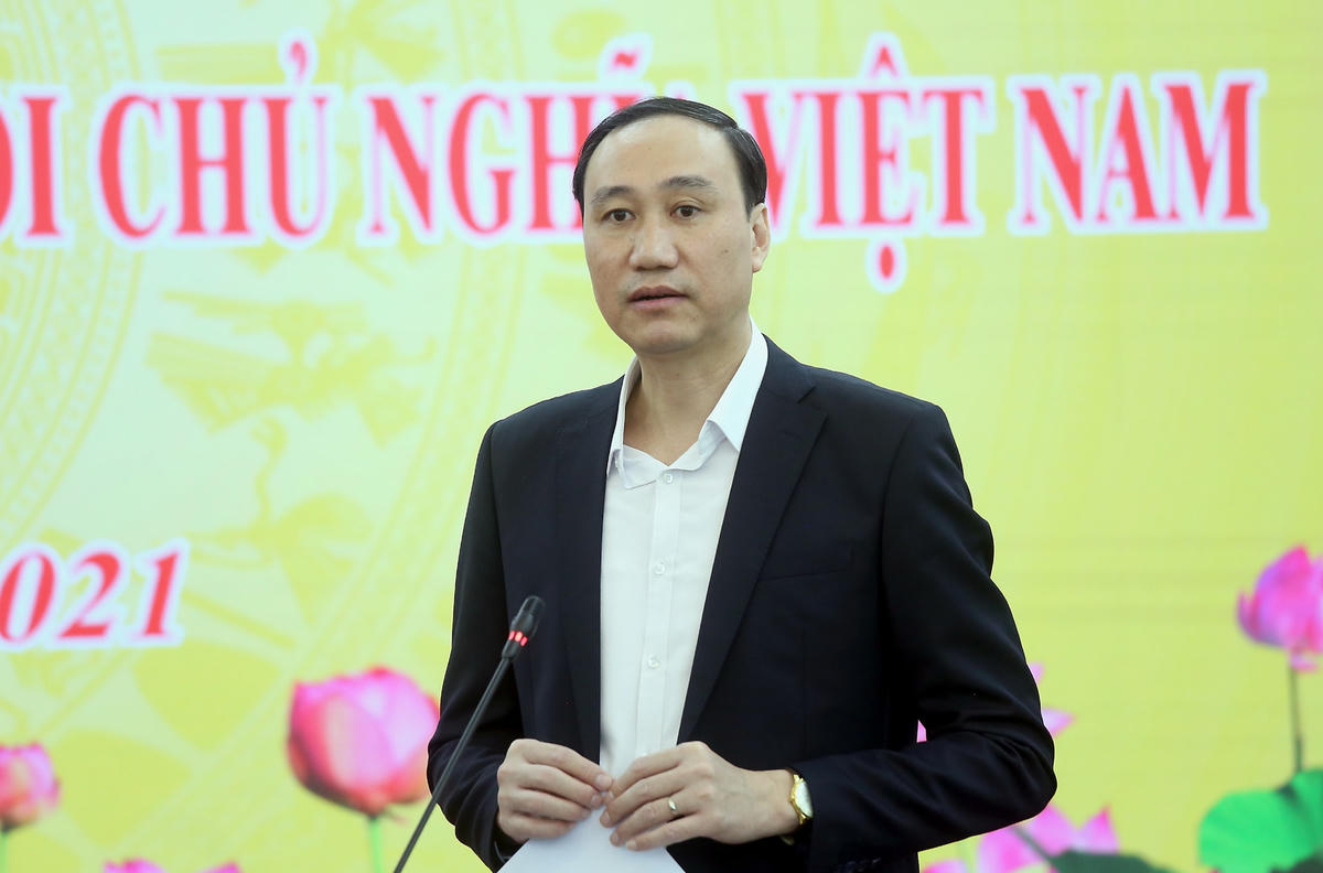 Phó Chủ tịch Phùng Khánh Tài phát biểu tại Hội nghị sinh hoạt chuyên đề.