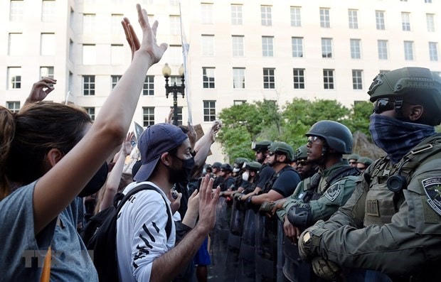 Cảnh sát Mỹ được triển khai gần Nhà Trắng ở Washington DC., ngày 3/6/2020 nhằm ngăn người quá khích trong cuộc biểu tình phản đối phân biệt chủng tộc. (Nguồn: AFP/TTXVN).