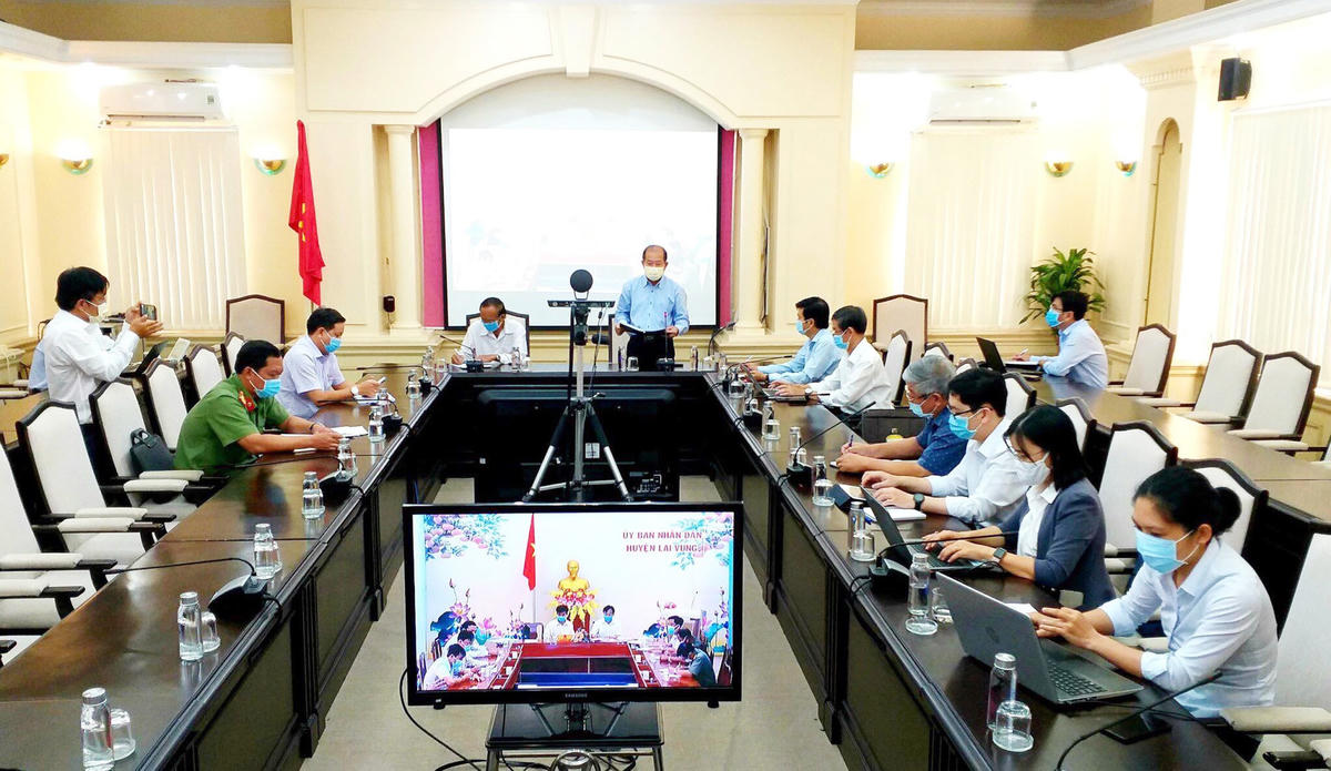 Phó Chủ tịch UBND tỉnh/Phó Trưởng ban thường trực Ban Chỉ đạo phòng, chống dịch Covid-19 tỉnh Đồng Tháp Đoàn Tấn Bửu chỉ đạo cuộc họp. 
