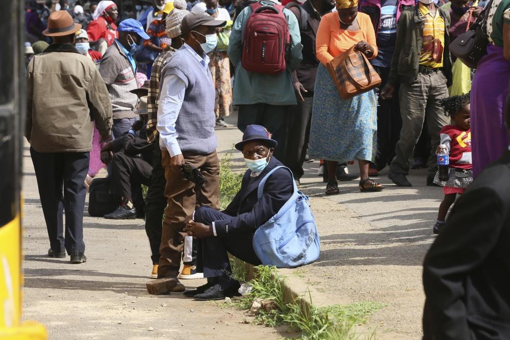 Hàng dài người dân chờ đợi phía ngoài một ngân hàng ở thủ đô Harare, Zimbabwe chờ đổi ngoại tệ. Ảnh: AP.