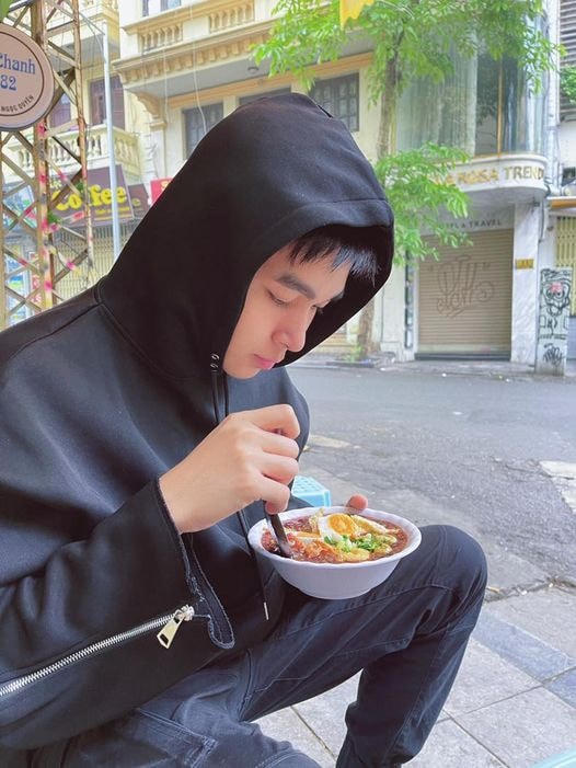 Jun Phạm thích thú với món cháo đậu cà nhân dịp ra Hà Nội.