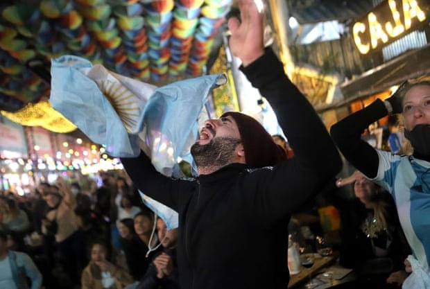 Người hâm mộ Argentina ở Buenos Aires ăn mừng chiến thắng Copa América lần thứ 15. Ảnh: Reuters.