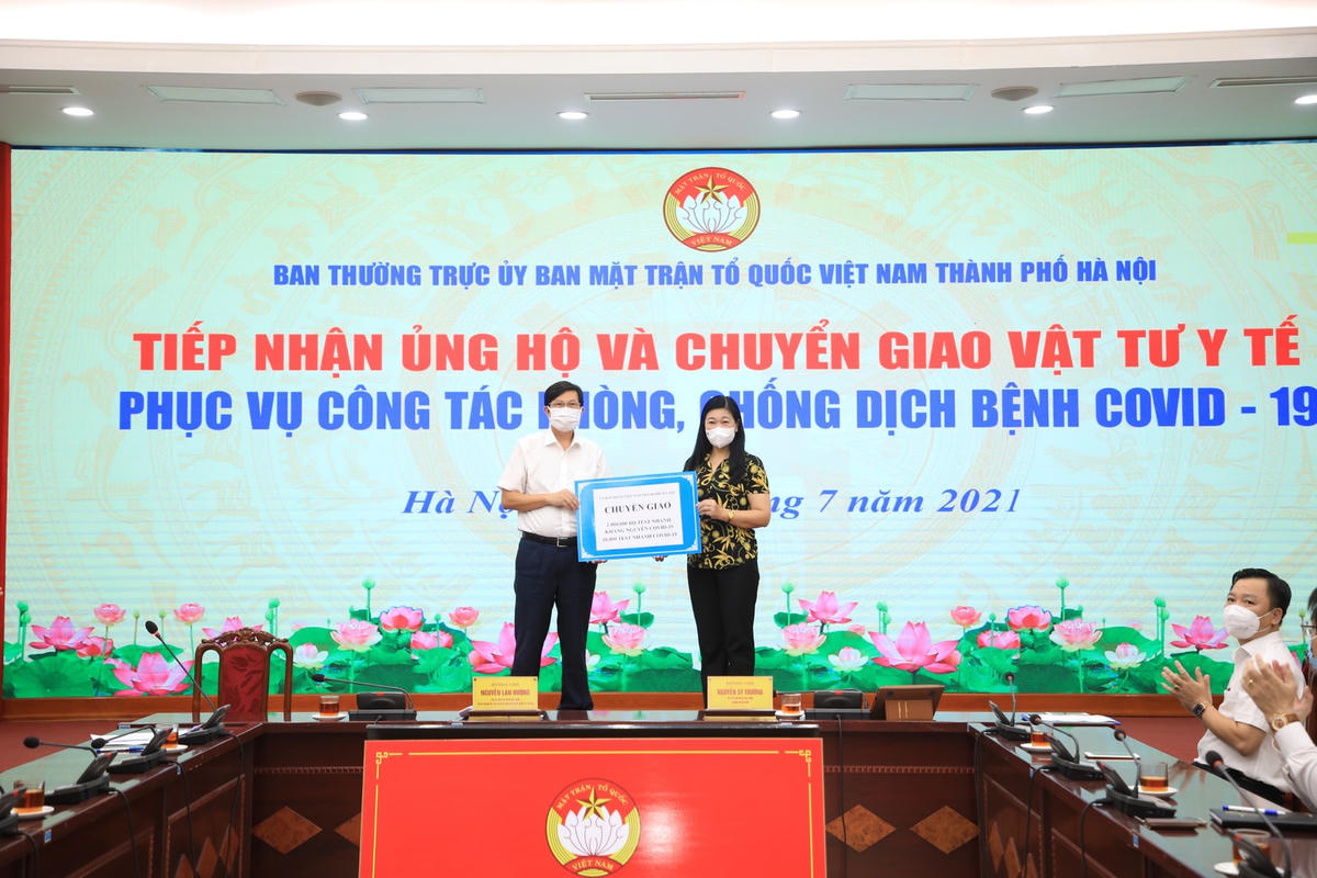 Mặt trận thành phố chuyển giao bộ kháng nguyên test nhanh Covid - 19 cho Sở Y tế. 