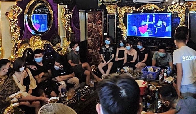 Các đối tượng tụ tập hát karaoke bất chấp lệnh cấm. Ảnh: CQCA.