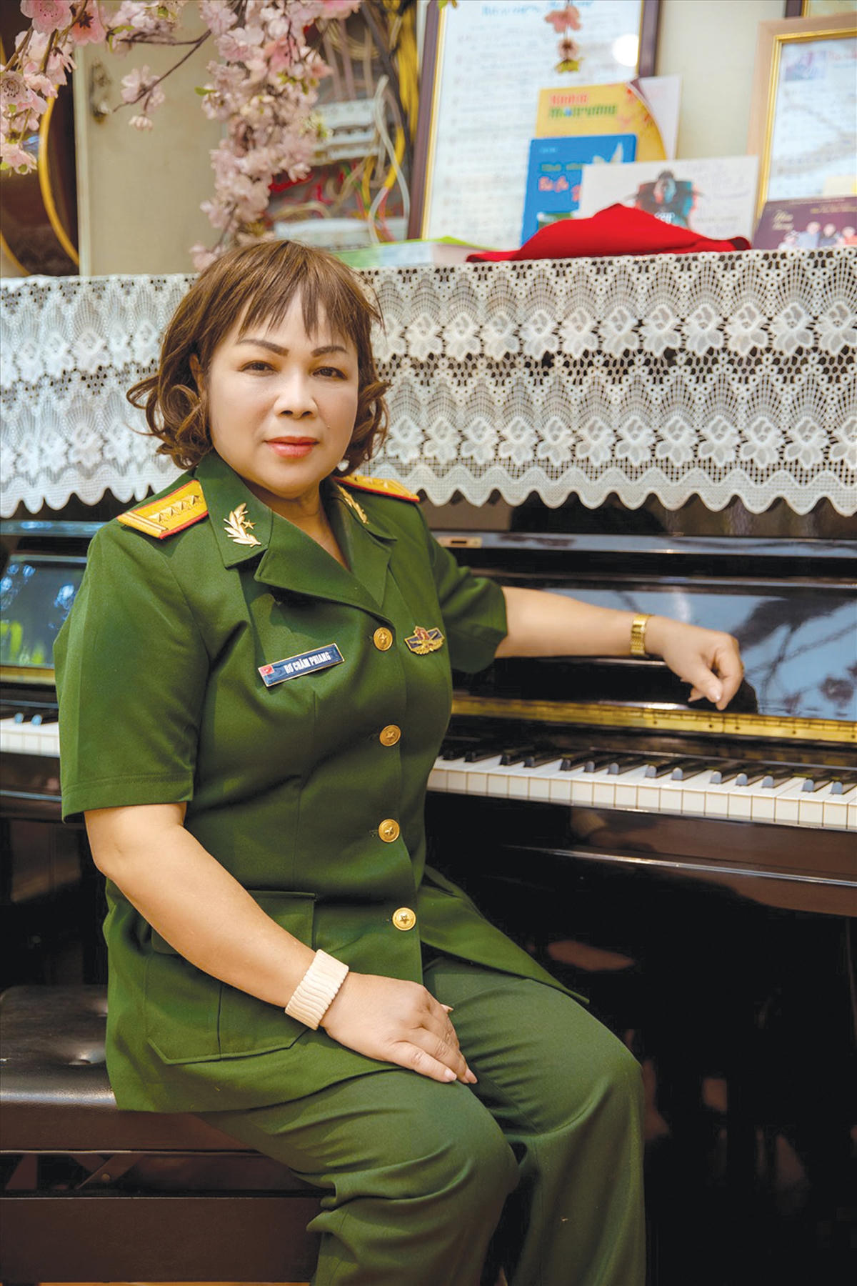 Đại tá - nghệ sĩ Rơ Chăm Phiang bên cây đàn.