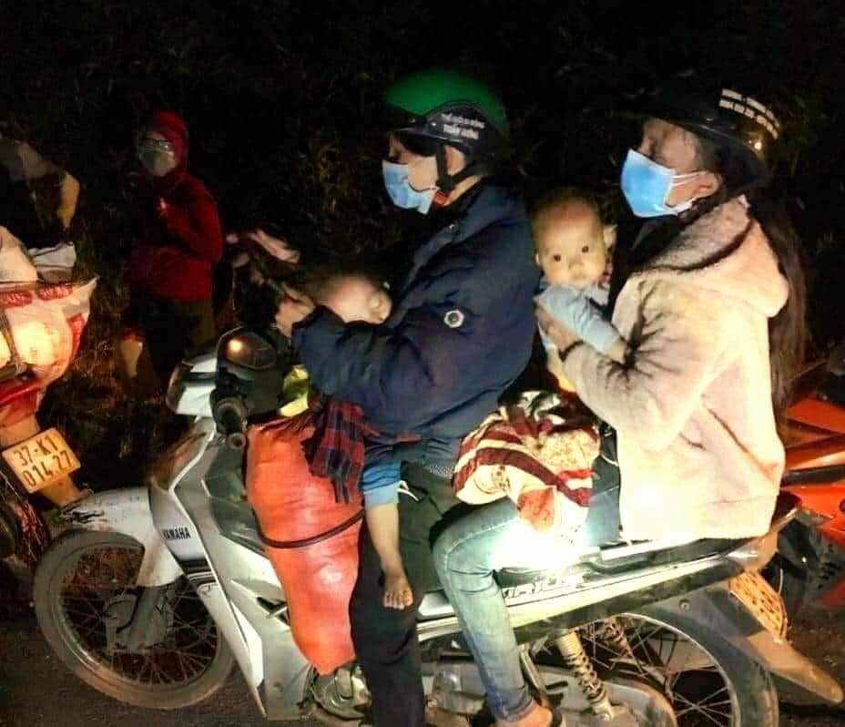 Có những gia đình về quê bằng xe máy, mang theo con nhỏ.
