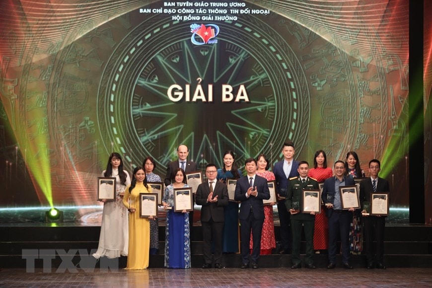 Ông Lê Quốc Minh, Tổng biên tập Báo Nhân dân và ông Ngô Minh Hiển, Phó Tổng giám đốc VOV trao giải Ba cho các tác giả, nhóm tác giả đoạt giải. (Ảnh: Minh Quyết/TTXVN).