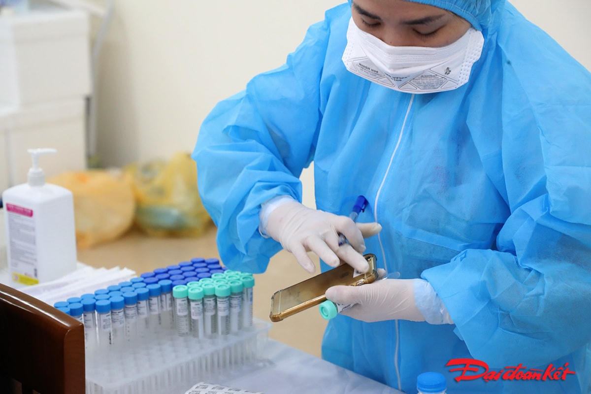 Mã vạch thứ 2 được nhân viên Y tế dán lên từng điện thoại cho người làm xét nghiệm để kiểm soát trong thời gian diễn ra Kỳ họp Quốc hội.