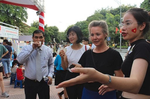Cuộc triển lãm thu hút nhiều người tham gia.