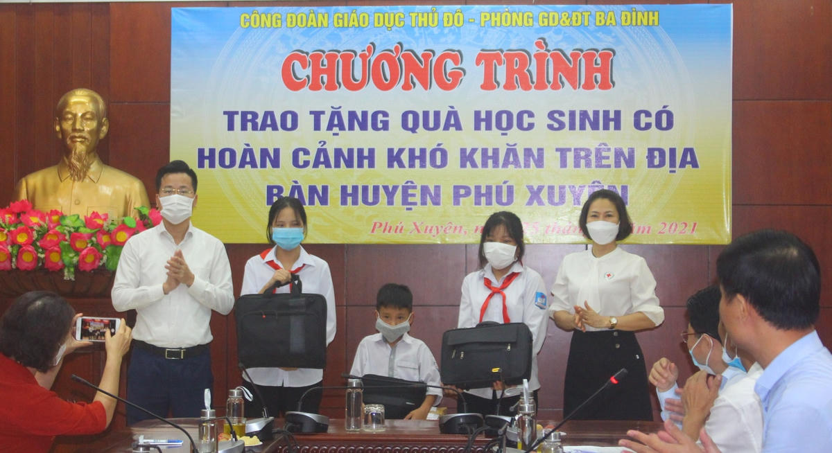 Trưởng phòng GDĐT quận Ba Đình Lê Đức Thuận (bên trái ngoài cùng) trao tặng máy tính cho học sinh khó khăn huyện Phú Xuyên.