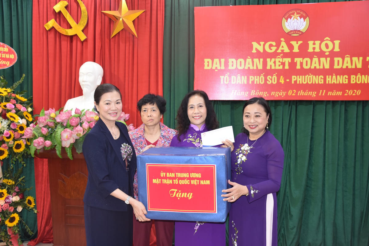 Phó Chủ tịch Trương Thị Ngọc Ánh tặng quà biểu dương thành tích tổ dân phố số 4 phường Hàng Bông.