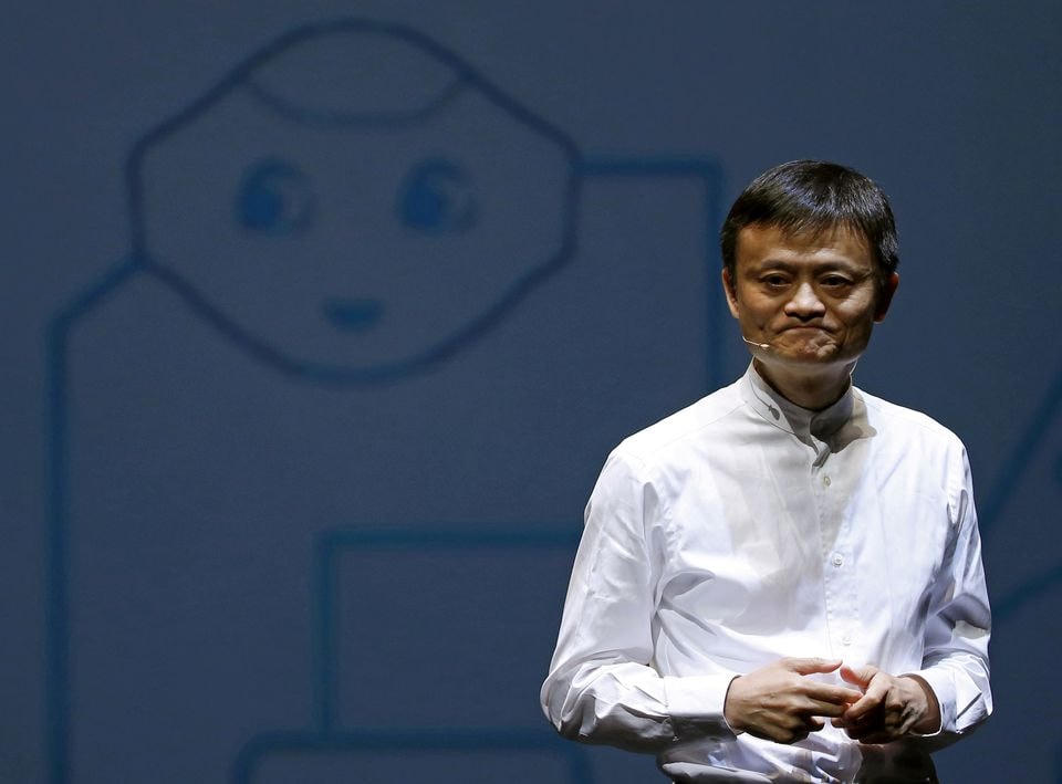Tỷ phú Jack Ma phát biểu trước bức ảnh robot giống con người của SoftBank có tên 'hạt tiêu' trong một cuộc họp báo tại Chiba, Nhật Bản. Ảnh Reuters.