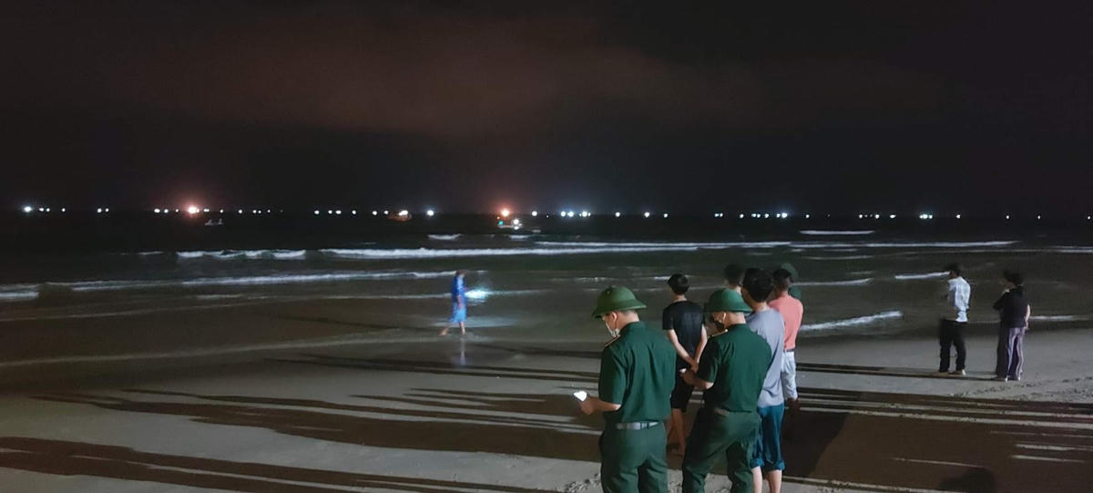 Lực lượng cứu hộ quận Sơn Trà xuyên đêm ứng trực, tìm kiếm nạn nhân mất tích.